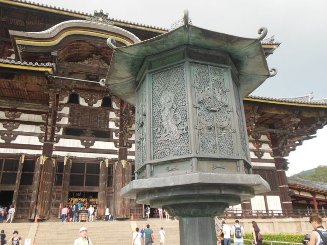 大仏殿前の八角灯籠