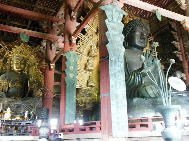 廬舎那仏像と虚空菩薩像(左)