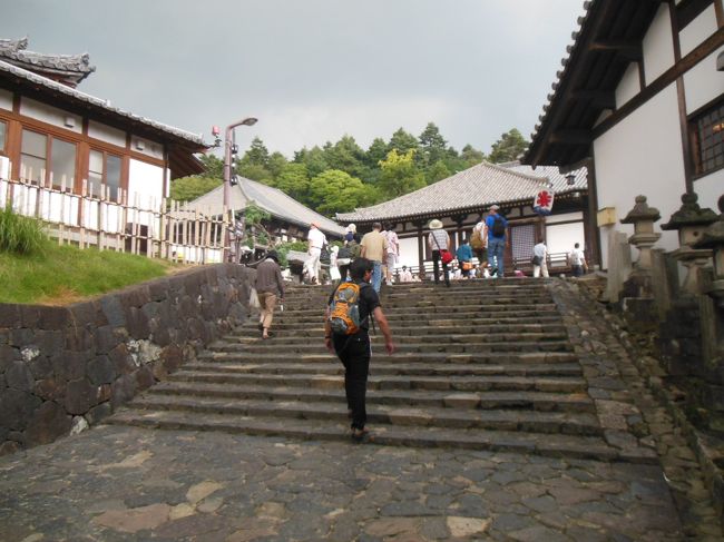 石段を上がった正面に三月堂、左奥に二月堂。