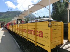 ④Pontresina(15:04)～Tirano(17:00)

Pontresinaで乗り換えるこの列車はSt.Moritz始発ですが、ここでトロッコ車両を連結し、私が乗ってきたSamedanからの列車の到着を待ってすぐに出発したので、とりあえず1枚(^_^;)

https://www.rhb.ch/en/world-of-railway-experiences/railway-experiences/offene-aussichtswagen
