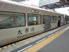 福岡空港からは地下鉄で天神へ移動。そして西鉄に乗り換えて太宰府へ向かいます。
西鉄二日市からは『太宰府トレイン』なる列車が運行していました。