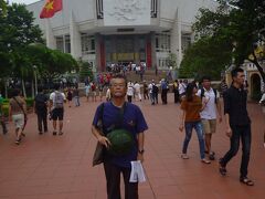 ホーチミン廟です。
ベトナム兵ヘルメットは、オートバイ事故除け？です。