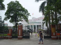 ホーチミン廟から、暑いのでタクシーでＢ52戦勝博物館に行きます。
タクシーで20000ドン（約110円）。歩いても行けます。
係員もいないので入場は無料のようですが、11：30〜13：00はクローズとあります。
見終わって、出てきたら男性が「マネー・・・」と行ってきましたが、無視しました。係員では無いようでした。
