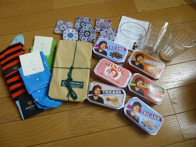 中々列が進まない理由のひとつはラッピング？<br />真ん中の写真は缶詰３つを包装して紐でクルクルっと<br />してくれたものです。