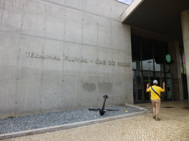 コメルシオ広場からボードウォークを歩いて<br />フェリーに乗るためにカイス・ド・ソドレへ。