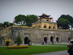 世界遺産ハノイ・タンロン皇城の端門です。
ここの入場には注意が必要です。

入場料は30000ドン（160円）ですが、40000ドン取られました。
たった55円ぼられただけですが、入場券もパンフ（3万ドンの記載があるので）もくれません。
さらに入場券・パンフが無いために、離れた史跡を見るために再度入場料を取られてしまいました。
制服を着た複数の係員がいたので、おそらく公務員と思います。
入場料は安いが、世界遺産管理もいい加減です。