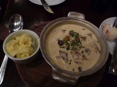 夕食は、土曜日なので、DCビストロブティックを日本で予約してきました。
実際は予約しなくても大丈夫な感じでした。
私の好きなブルーチーズの牛肉シチュー。
4人で、前菜、メイン、ワイン1.5本、230万ドン（約12500円）でした。
満足しました。