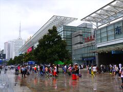 上海駅前は雨上がり。日差しが無いから遠足日和。