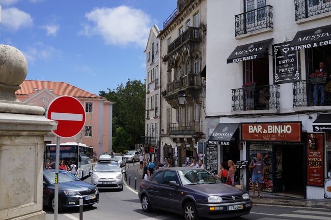 バスに乗ってシントラへ。「シントラ」と表示されているバスに乗ればいいので、迷うことはありません。<br />シントラはこじんまりとしていてかわいらしくも、たくさんの観光客で賑わっていました。<br />シントラと言えば、多くのガイドブックでは「シントラ宮殿」と「ペーナ宮殿」がメジャー観光スポットとして取り上げられていますが、私が心ひかれたのは、「レガレイラ宮殿」と「ムーアの城跡」です。この二か所を回るために、ひとまずバスに乗ります。