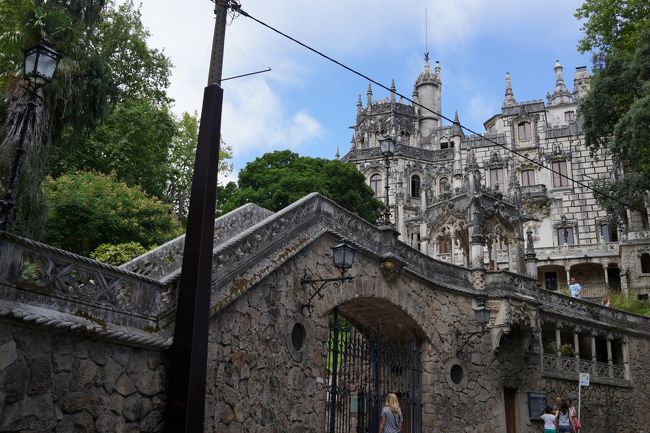 着きました！怪しげな外観です。何人か旅行記でも書かれていましたが、ＲＰＧに出てきそうな館チックです。<br />ここはもともと１７世紀に王族の別荘として建てられたもので、様々な人の手を渡り、２０世紀になってから現在の形に改築されたそうです。<br />秘密の通路に螺旋階段、謎のシンボル。ロマンが詰まってますね。ここの情報を目にしたときから絶対に行こうと心に決めていました。