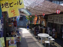 富士山本宮浅間大社の前には、お宮横丁があり、お土産店や飲食店が並びます。