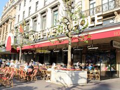 とりあえず地上に出て、人に聞きながらホテルへ。

本日の宿泊はホテルメトロポールです♪

このホテルは4トラで仲良くさせて頂いている尚美さんが泊まっていて、とっても素敵で気に入ってしまったのです！
一人だったら絶対に泊まれなかったので、叔母が一緒に来てくれて本当に良かったです(^o^)

このホテルのカフェも人気なのだそう。
後でお茶だけでもしようかしら？