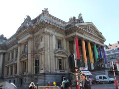 ホテルの前の道を左へま〜っすぐ行くと、グラン・プラスに行かれるようです。
10〜15分程度なので歩く事にしました。

しばらくすると立派な建物が。
劇場かと思ったら証券取引所のようです。

ここを左に入ります。

