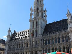 細い道を抜けるとグラン・プラスに出ました！

素敵〜☆

10年近く前にも来ているので一応2回目なのですが、それでも感動するこの美しさ！

塔が美しいこの建物は市庁舎。
15世紀に建てられたゴシック・フランボワイヤン様式の建物だそう。

