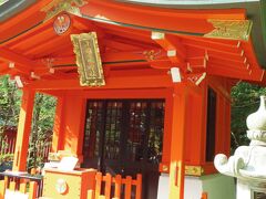 お参りをして、今度はすぐ近くにある九頭龍神社新宮へ。こっちは朱色。