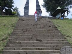 チュトはヒンドゥー教寺院、入り口の割れ門。イスラム教の浸透に伴い、ヒンドゥー教はどんどん東に追いやられ、最後はバリ島まで落ち延びる。なのでこの遺跡はバリ島の寺院に似ているらしい（行ったことがないので‥）。
標高が高いので別荘地のように涼しい。
