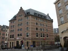 前夜、ブリュッセル到着が遅かったので、ホテルは立地重視。グランプラスまで徒歩５分以内、その後、ブルージュに行くので、ブリュッセル中央駅まですぐというのもポイントです。
