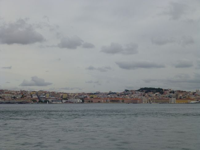 フェリーに乗ってきた多くの観光客は<br />バスに乗ってクリスト・レイへ行ってしまい<br />ほとんど人がいません。<br />私たちはベンチに座ってリスボンの街を眺めてました。