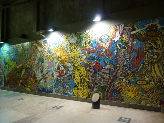 こんなに楽しいアズレージョもあるんですね。<br />端の方にヴァスコダガマがいたりします。