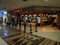 南アフリカで最後の食事はここ。
Nando's
南アに行ったら食べてみたい店です。
この国で1番大きなチェーン店かもしれません。

隣の席にインド系の家族が座っていました。
私が新聞紙で兜を追って子供にあげるとその子は嫌がっていましたがお父さんがかなり気に入ってくれました。