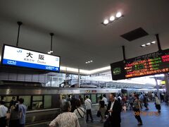 帰りの大阪駅の様子。　平日の昼間ですが、混んでますね!　どこかで人身事故があったらしく、電車が遅れてる模様。　でも、車内放送を聞いても、それがどの辺の駅なのか分からず(爆)。　でも、帰りの新幹線が決まってるわけじゃないのでヨユーだわ。