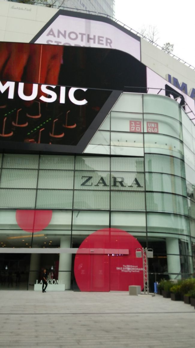 ホテルへチェックイン後<br />エンポリの向かいに新しくできていたデパートへ