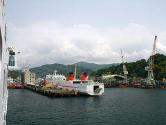 桟橋が見えてきました。隣りには宇和島運輸と同じく臼杵とを結ぶ九四オレンジフェリーの「おれんじ四国」が停まっています。その奥は造船所かな？