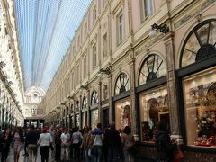 お次はギャルリー・サン・チュベールへ！

美しいショッピングアーケードです☆
1847年に完成した、ヨーロッパで最も古いギャルリーのひとつだそう。

惚れ惚れするわ〜♪