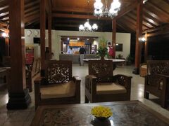 今朝はボロブドゥールのサンライズ鑑賞。4時のモーニングコールで起きて、フロントでツアー（と言っても完全自由行動）の申し込み。230,000ルピア（2,000円）。