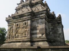 ジョグジャに戻るにはバスを利用する手もあるが、汚くて混み合う上にスリも多いとガイドは勧めない。そんな経験をしに来たわけではないので、ホテルのフロントに頼んでタクシーを手配してもらう。パウォン寺院、ムンドゥッ寺院を巡ってジョグジャのクラトン（王宮）までで350,000ルピア（3,000円）。
まずパウォン寺院を訪れたが、あいにく小額紙幣の持ち合わせがない。チケット売り場で1,000,000ルピア札を出すと、お釣りがないからここはタダで良いので次のムンドゥッ寺院で払ってくれという。なるほど２つの寺院共通チケットで3,000ルピア（30円）だった。