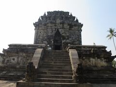 次にムンドゥッ寺院。ここは規模も大きく観光客も多いので1,000,000札で無事にお釣りがもらえた。
巡礼者たちはボロブドゥールに入る前にまずここに参拝し、ついでパウォン寺院に立ち寄ったらしい。
マノハラの解説映画では、イソップ物語に似た仏教寓話のレリーフがあるとのことだったが、見つからなかった。それでも壁面のレリーフは見事なもの。