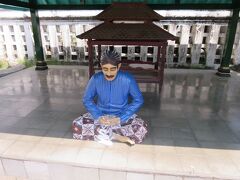 クラトン（北王宮）。小銭の持ち合わせが少なく、お札をやり取りしているうちにチケット売りにつり銭をごまかされた。あとで気がついたが、まあ60円くらい。腹は立ったが「現金その場限り」、文句を言っても始まらない。
入り口で人形が出迎えてくれるが、別に謝っているわけではない。