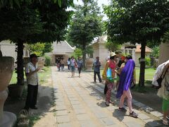 タマン・サリの入り口。多くの観光客で賑わっている。