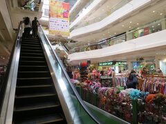 マリオボロ・モールの中。けっして大きくはないが、けっこう賑わっている。
手持ち現金はアライバルビザのお釣りだけで少々心もとなくなってきたので、NEO MONEYのカードでATMからお金を少々引き出す。
トイレも借りる。有料トイレだが係員が離席していたのでタダで利用できた（セコイ）。