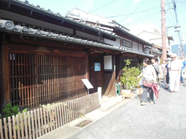 格子のある家。このような雰囲気の家並みが続くなかを散策。