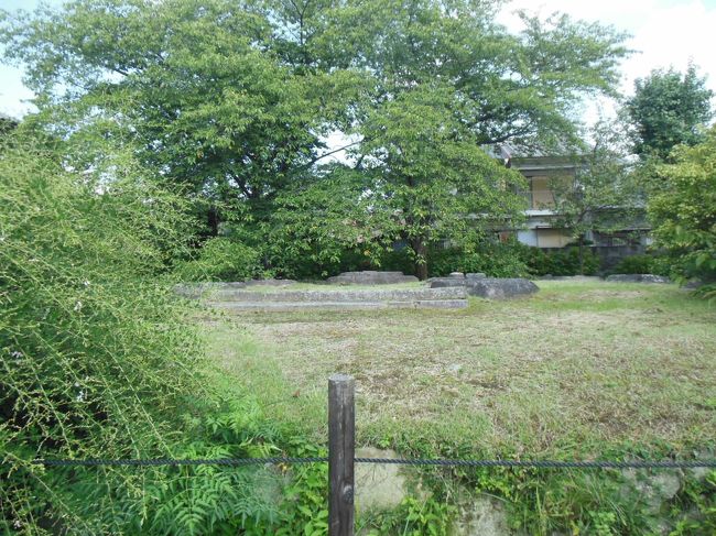 元興寺塔の基壇と礎石