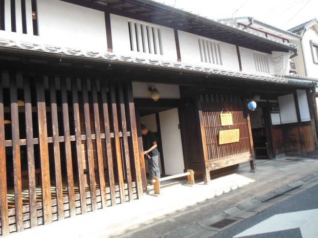 ならまち格子の家。江戸末期から明治にかけて「ならまち」にあった町家をモデルに建てられた施設。内部の見学ができ、当時の人々の暮らしが想像できる。