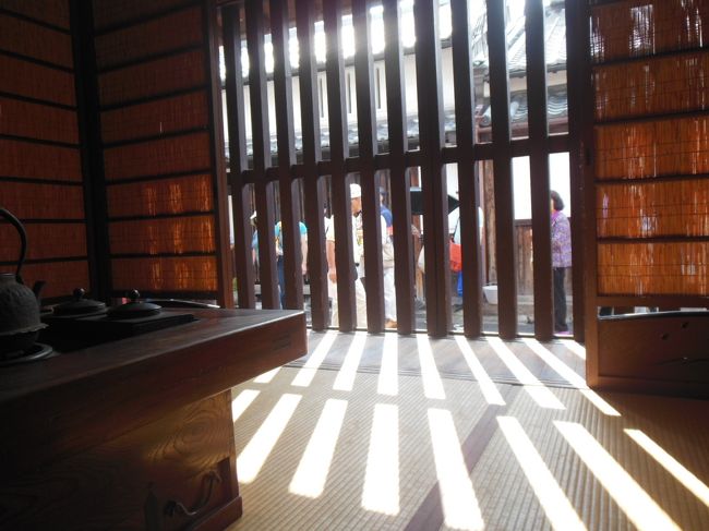 ならまち格子の家内部。格子によって外から内部の様子が見えないが、家の中からはご覧のとおり…。