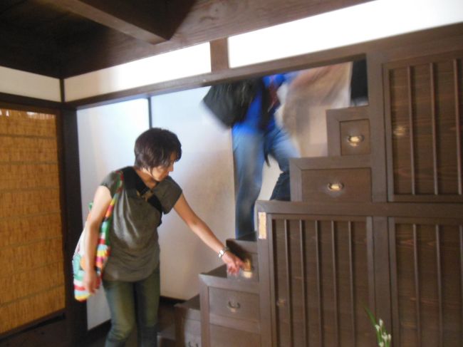 格子の家の箱階段。この階段で二階へ。