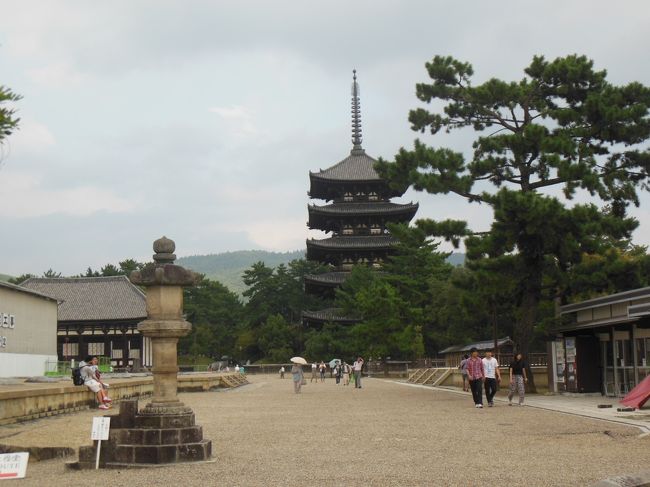 興福寺の五重塔。左手奥は金堂。