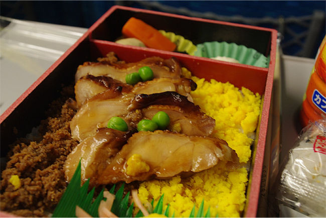 今回も遊び倒すために早朝の東京発新幹線に乗り込むであります。<br />朝食は鳥ご飯〜。あとはおビール飲んで京都まで爆睡。