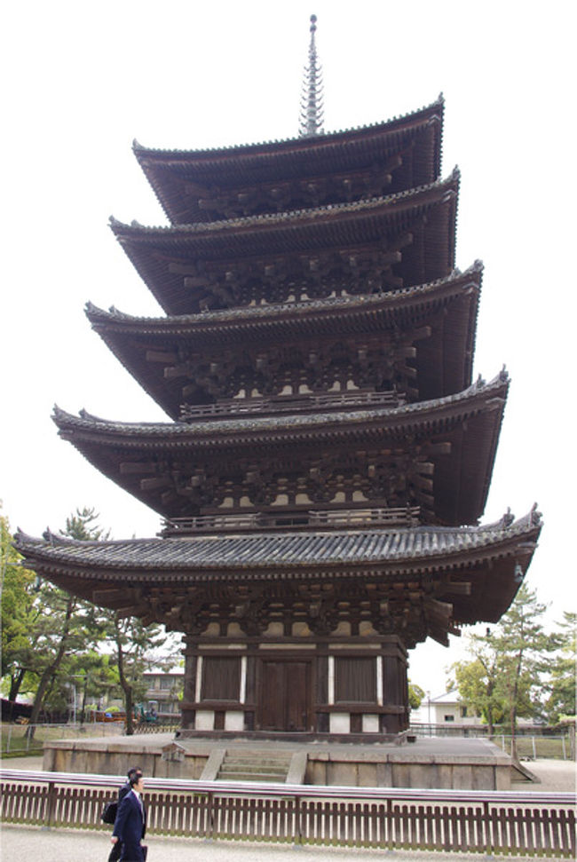 国宝の五重塔。<br />遠足？の学生さんたちが大勢写生してました。<br />旅行先でスケッチするのも楽しそうだな〜。