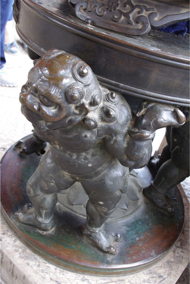 ちょくちょく見かけるこういう子達、結構好き。<br />中門の前にある、お線香立ての足元にいる邪鬼です。<br />四天王に踏まれている子達も、愛嬌あるよね〜。