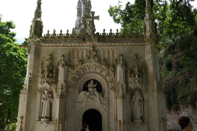 さっそく教会のような建物を発見。