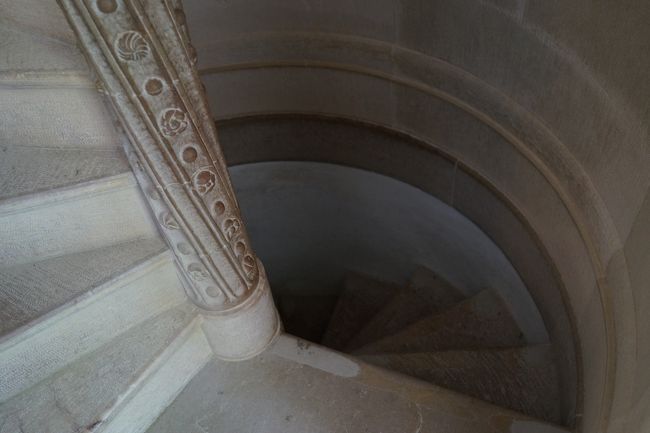 中には地下へ続く螺旋階段が！わくわく。