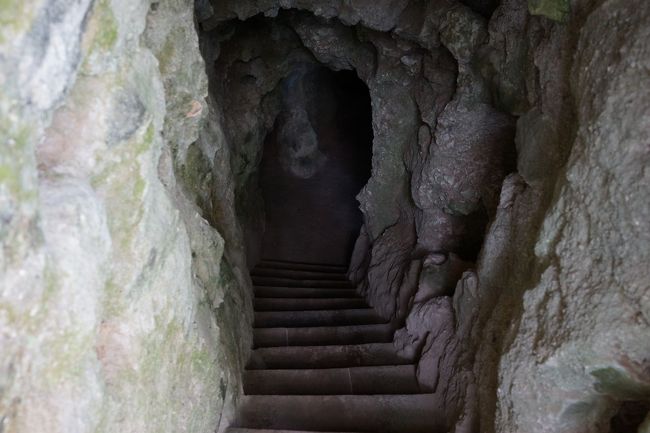 祠のようなところから再び地下へ・・・。