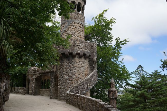 塔のような建物を発見。