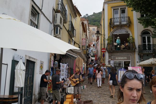 シントラの街も山間にあるためか、坂が多いです。当たり前か。<br />ここから巡回バスに乗ってムーアの城跡を目指します。