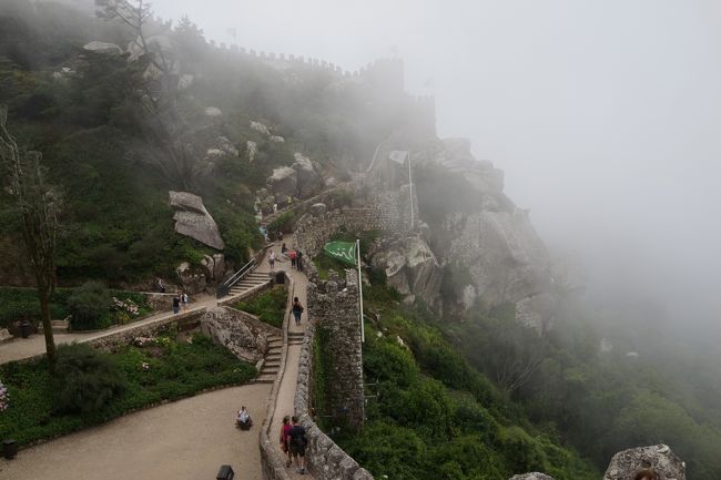 ということで、ふもとから吹き上げてくる霧！霧！！霧！！！<br />何も見えませんでした。これはこれで趣があるのかもしれませんが、さすがに厳しいです。<br />晴れていたら大西洋まで見渡せたそうですが・・・残念。<br />ということで、若干の心残りがありつつ、シントラを後にしました。