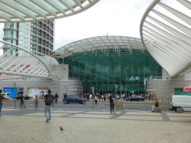 ショッピングセンターに着きました。<br />目的はスーパーでの買い物とお昼ごはん。